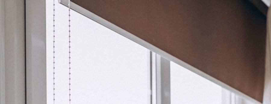 Рулонные шторы на алюминиевые окна, балкон: советы по выбору и уходу